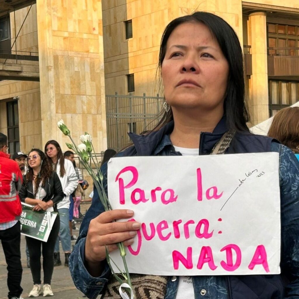 Mujer con un cartel que dice Para la guerra nada